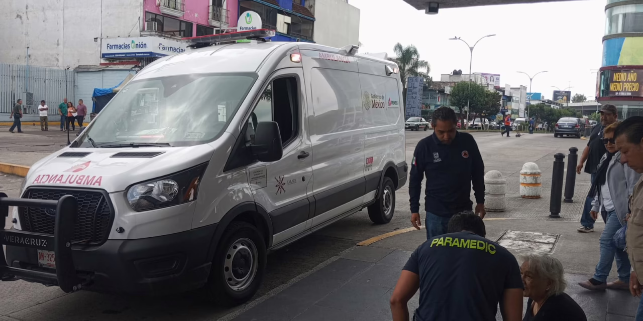 Atienden a adulto mayor tras sufrir caída en Plaza Cristal