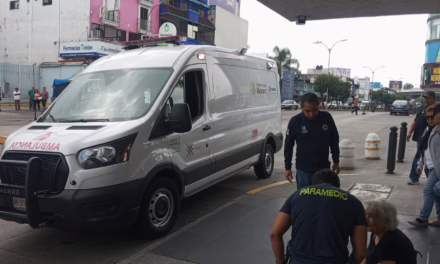 Atienden a adulto mayor tras sufrir caída en Plaza Cristal