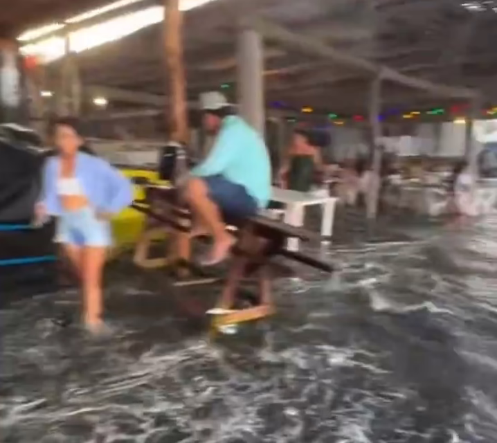 Video:En Jalisco, las olas tomaron por sorpresa a los visitantes, pues tuvieron lugar corrientes de arrastre y olas que superaron los 4.5 metros de altura.