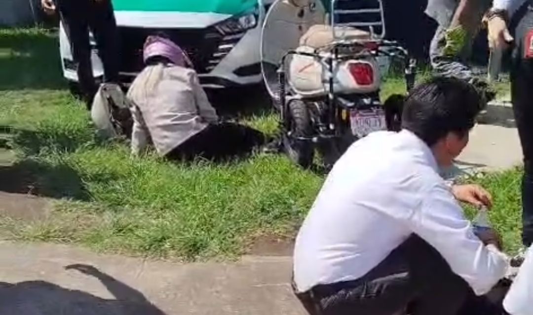 Video:Accidente en la Xalapa-Veracruz: Dos mujeres en motocicleta resultan lesionadas frente a agencia de autos