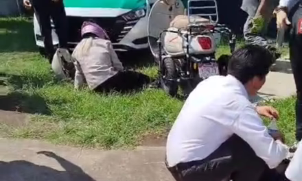 Video:Accidente en la Xalapa-Veracruz: Dos mujeres en motocicleta resultan lesionadas frente a agencia de autos