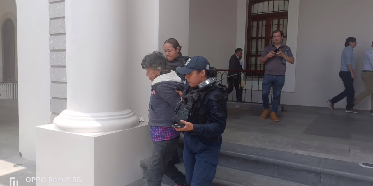 Detienen nuevamente a mujer por agredir a transeúntes y policías en el centro de Xalapa