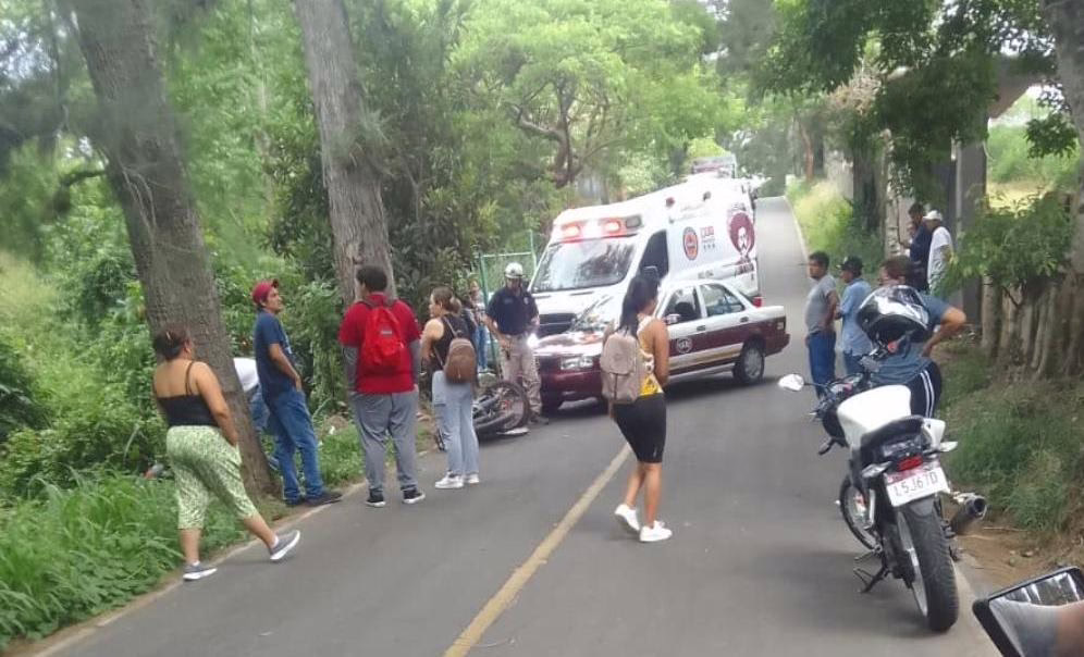 Choque entre taxi y motocicleta moviliza a cuerpos de emergencia en la carretera Estanzuela-Paso Grande