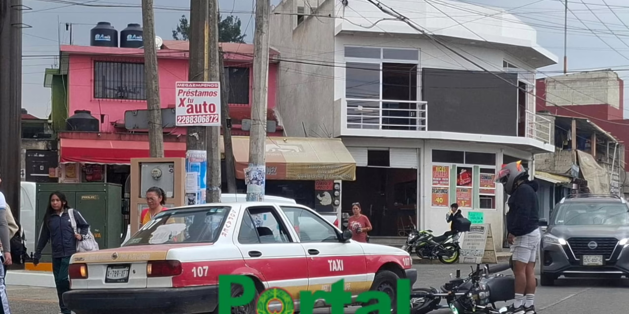 ​Accidente vial entre taxi y motocicleta genera en la calle Federalismo en Xalapa 