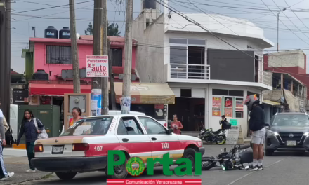 ​Accidente vial entre taxi y motocicleta genera en la calle Federalismo en Xalapa 