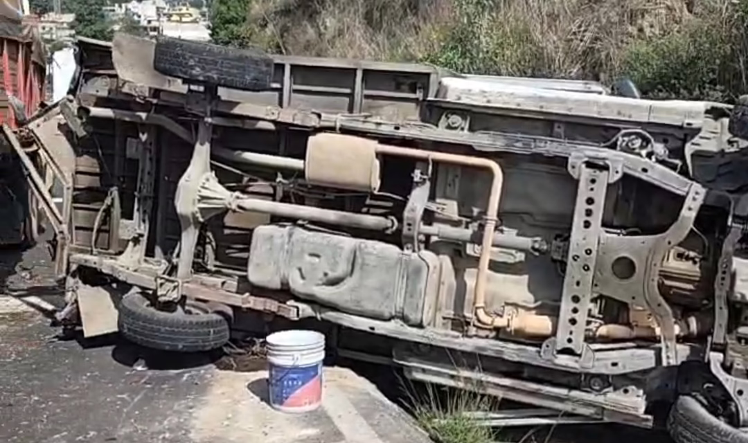 Tráiler sin frenos provoca aparatosa carambola en la Apizaco–Tlaxcala; reportan colapso vial total