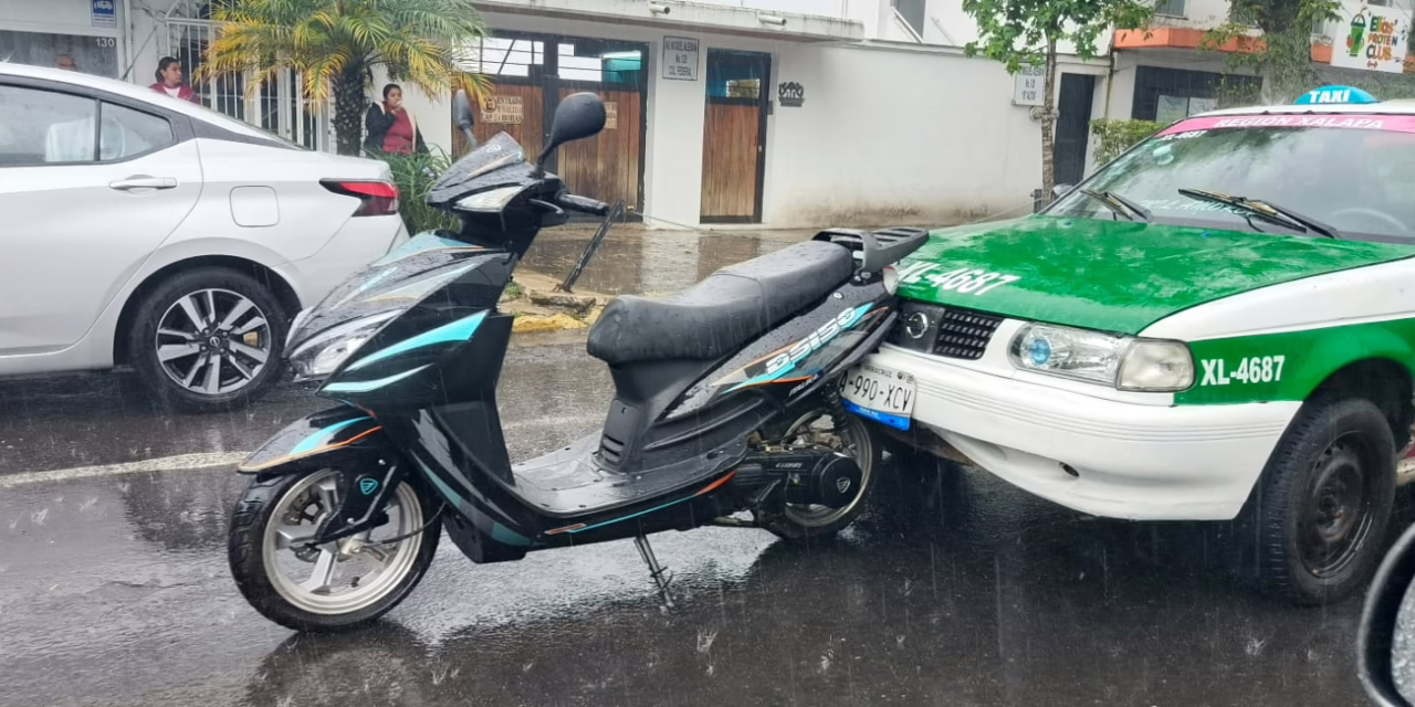 Accidente de moto y taxi en Miguel Alemán y otro en 20 de Noviembre