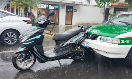 Accidente de moto y taxi en Miguel Alemán y otro en 20 de Noviembre