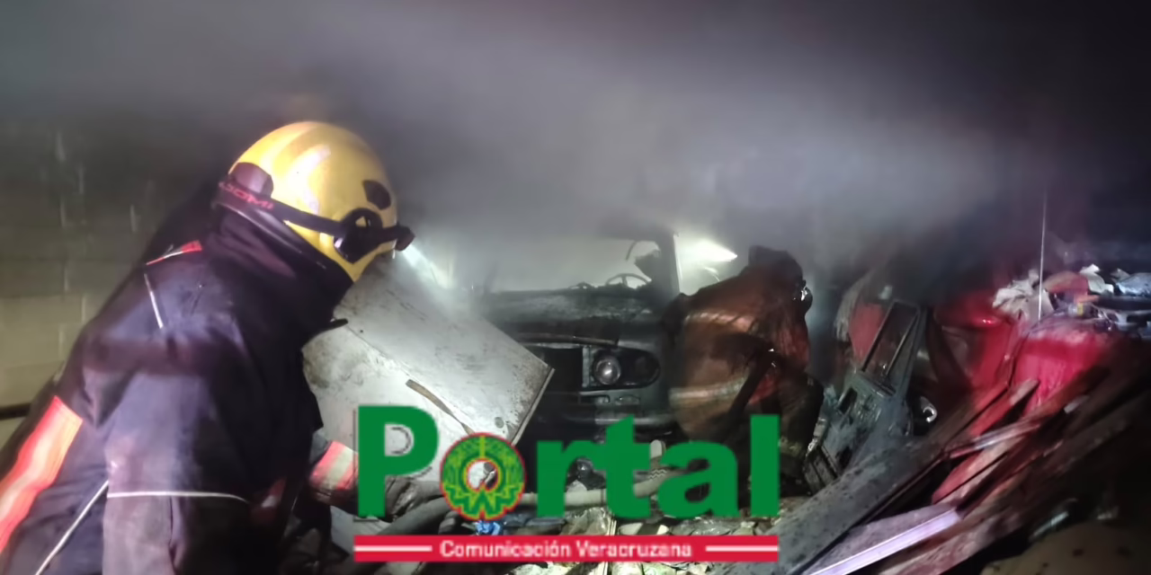 Incendio en inmueble abandonado en el bulevar Xalapa-Banderilla, Bomberos se trasladaron al lugar