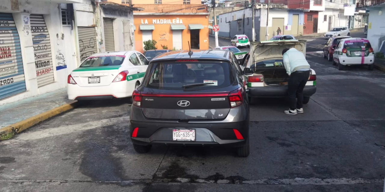 Percance vehicular en la calle Acosta, esquina Clavijero