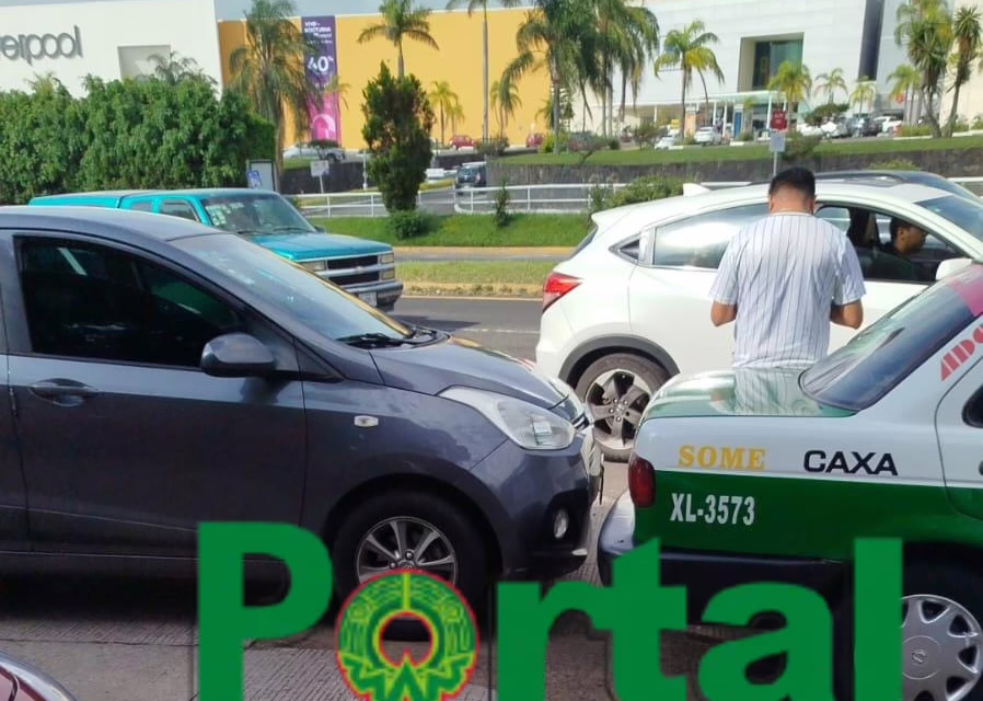 Accidente frente a las oficinas de la SEV