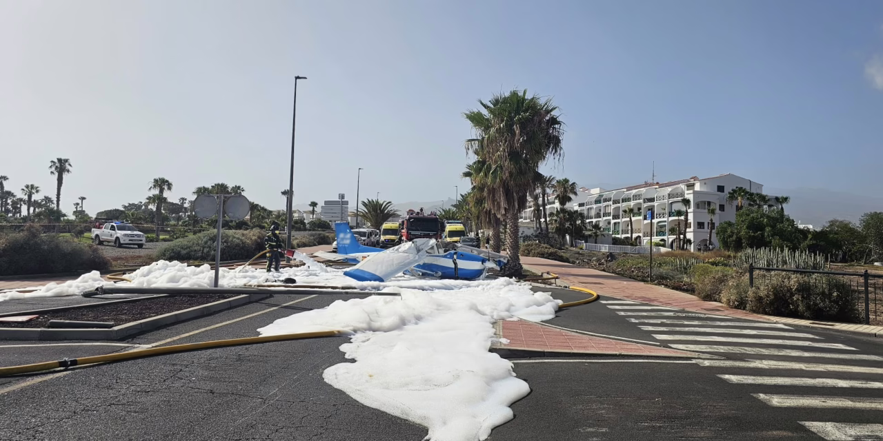 Video: Una avioneta aterriza de emergencia en plena calle en el sur de Tenerife en España