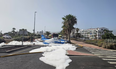 Video: Una avioneta aterriza de emergencia en plena calle en el sur de Tenerife en España
