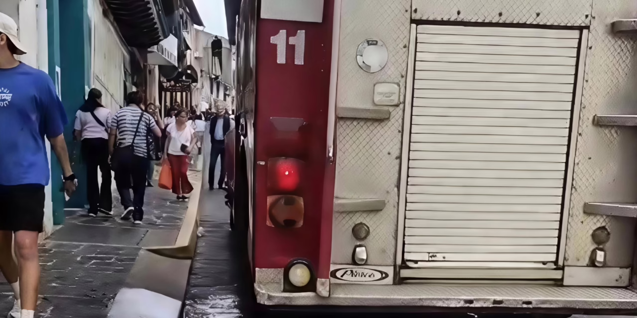 Olor a gas moviliza a Bomberos en el centro de Xalapa; cierran vialidad en la calle Revolución