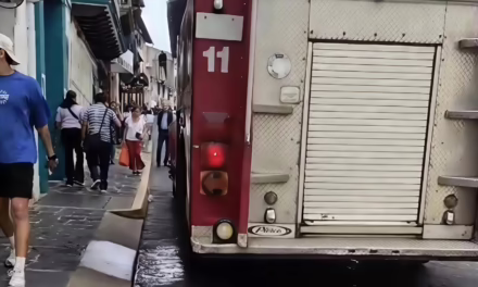 Olor a gas moviliza a Bomberos en el centro de Xalapa; cierran vialidad en la calle Revolución
