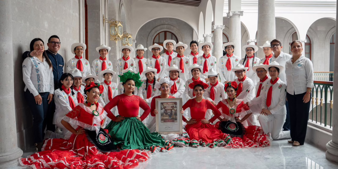 Reconocen a Delfines Marching Band por dar vida al inicio de los Jueves Musicales