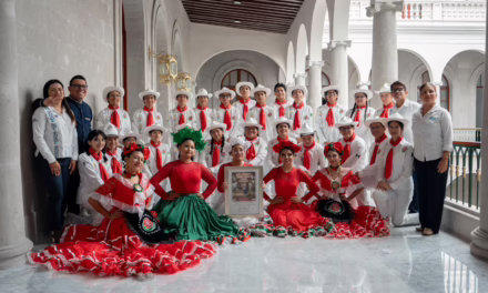 Reconocen a Delfines Marching Band por dar vida al inicio de los Jueves Musicales