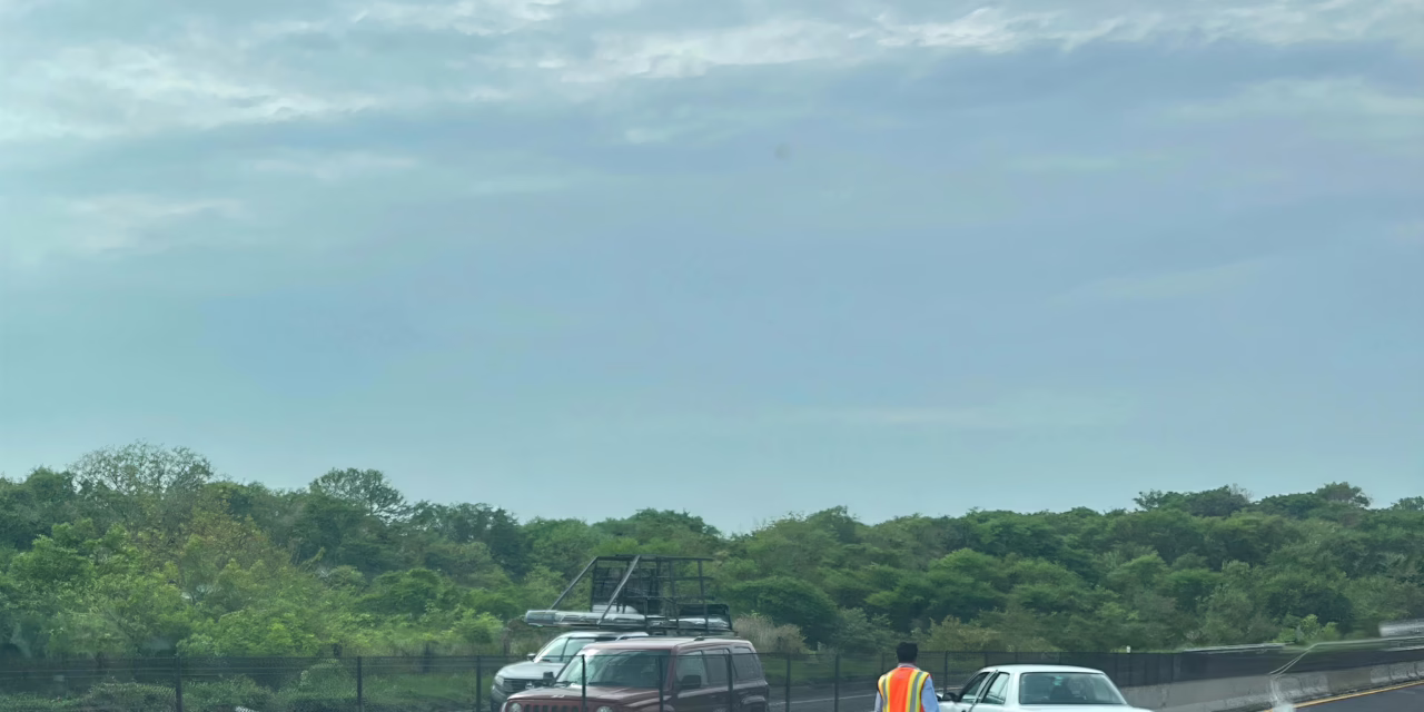 Accidente en la de la carretera Cardel-Veracruz: Tsuru se impacta contra muro divisorio