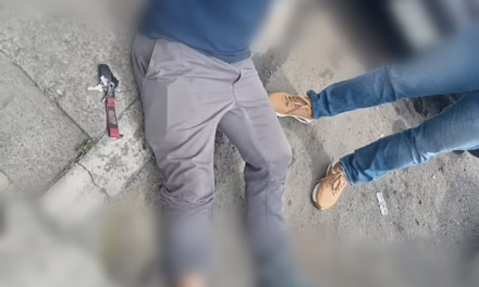 Motociclista resulta lesionado tras accidente en la colonia Margarita Maza de Juárez