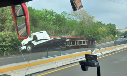 Volcadura de tráiler en la carretera Veracruz -Xalapa