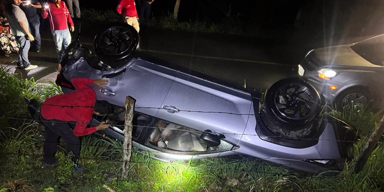 Volcadura de camioneta en la carretera Cardel -Poza Rica , a la altura de Palma Sola