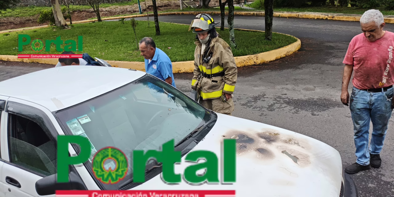 Se incendia vehículo frente a la USBI, tras falla mecánica; testigos intentaron sofocar el fuego
