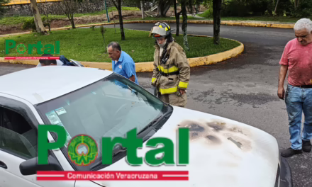Se incendia vehículo frente a la USBI, tras falla mecánica; testigos intentaron sofocar el fuego