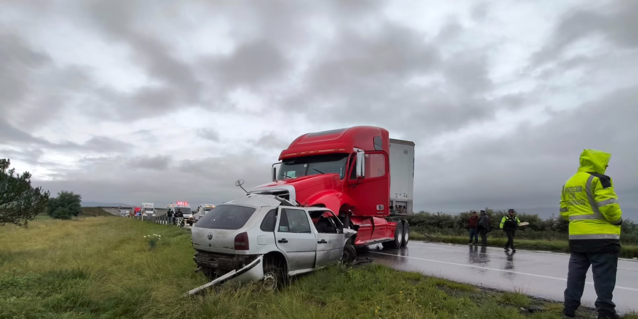 Tragedia en la Perote-Amozoc: Dos hombres pierden la vida en fuerte choque frontal