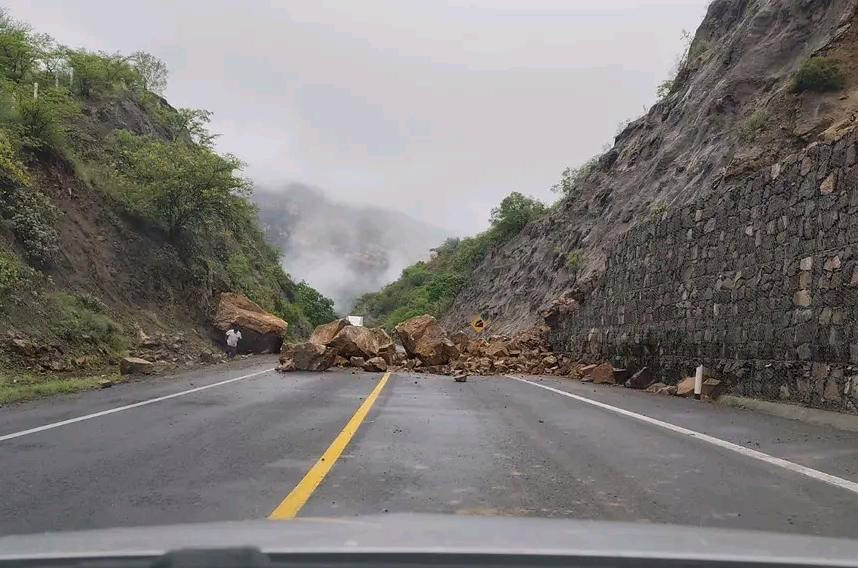 Video:Desprendimiento de rocas en la autopista Cuacnopalan–Oaxaca