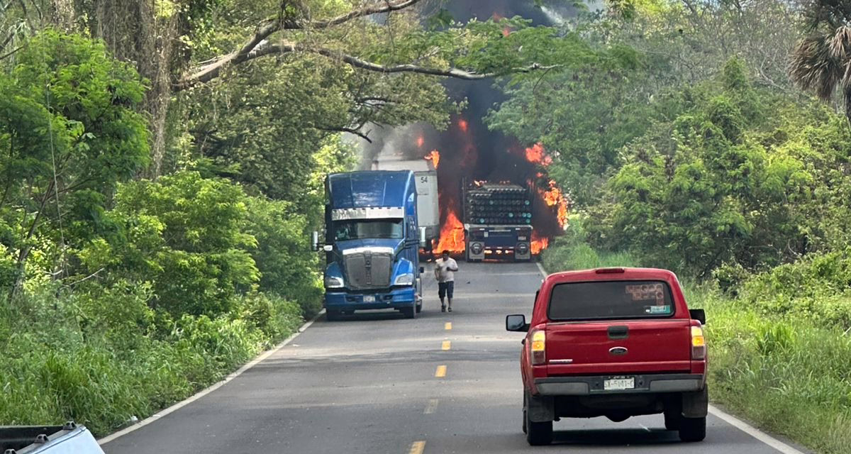Choque múltiple de unidades de carga colapsa la carretera Cardel – Poza Rica a la altura de Laguna Verde