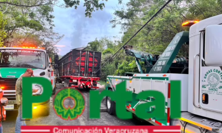 Se cumplen más de 6 horas del cierre vial en la Cardel-Poza Rica debido a un accidente