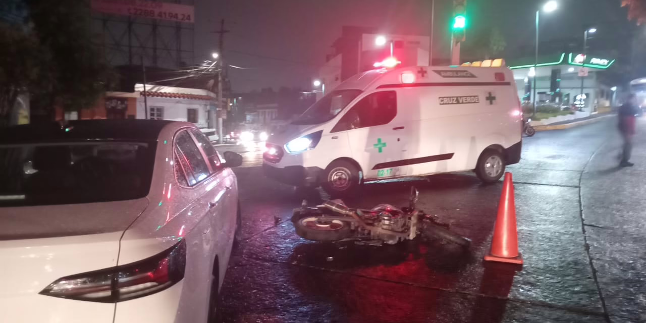 Accidente vial en el centro de Xalapa: Motociclista herido tras choque en Av. 20 de Noviembre