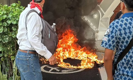 Maestros de la CNTE bloquean accesos al aeropuerto en Chiapas: queman llantas