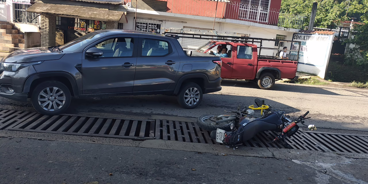 Accidente de tránsito en la calle Fernando Gutiérrez Barrios, Xalapa