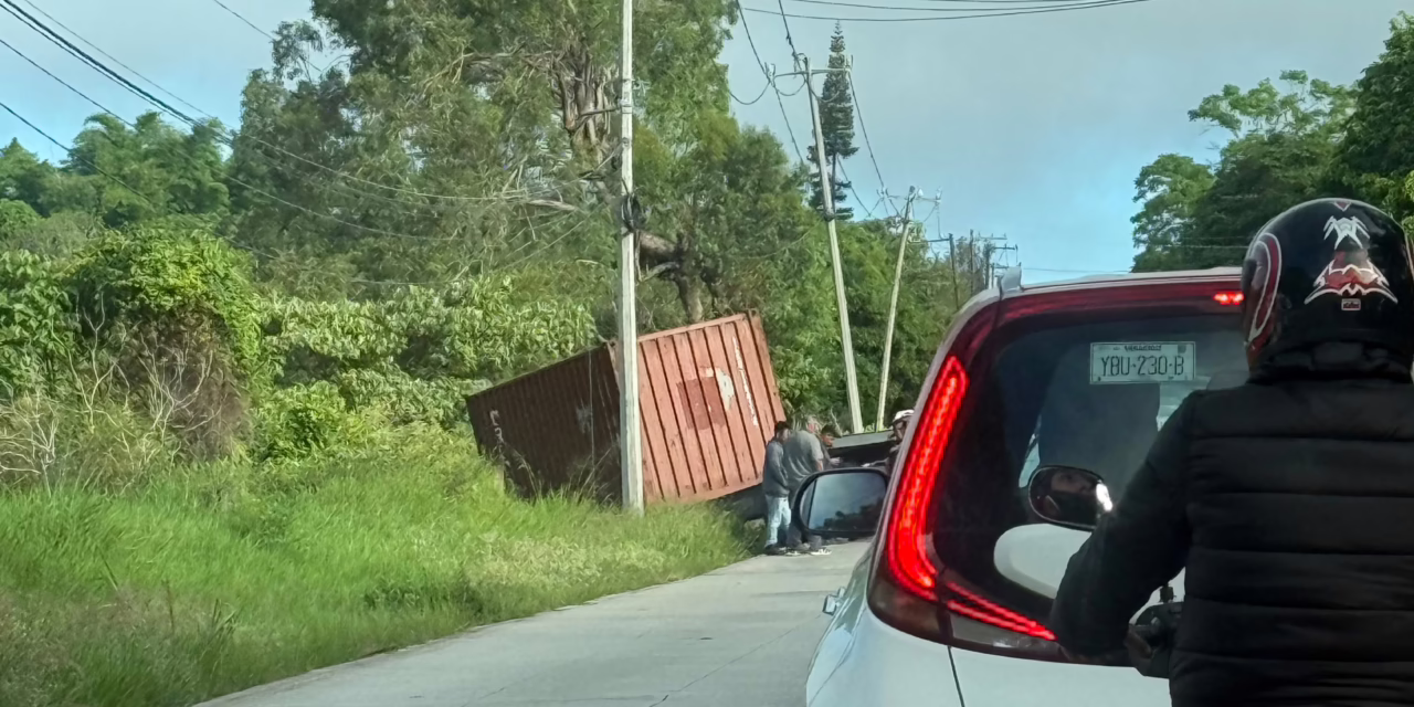 Tráiler se sale de la carretera Las Trancas-Coatepec; reportan tráfico lento en la zona