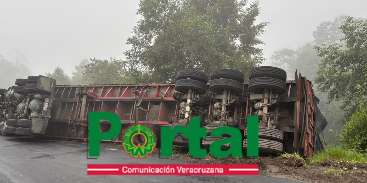 Volcadura de tráiler cargado con block genera movilización de emergencia cerca de Altotonga