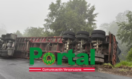 Volcadura de tráiler cargado con block genera movilización de emergencia cerca de Altotonga