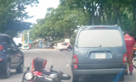 Accidente de tránsito en la avenida Ruíz Cortines, a la altura del Artículo Tercero