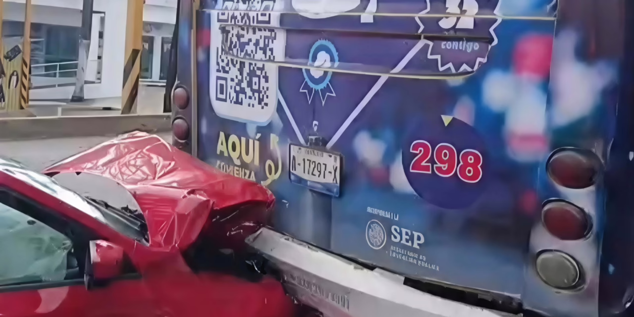 Vehículo se impactada contra camión en la avenida Lázaro Cárdenas, Xalapa
