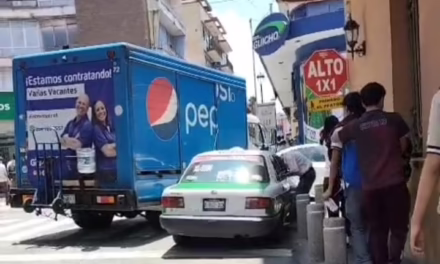 Choque entre taxi y camión de carga bloquea la circulación en el centro