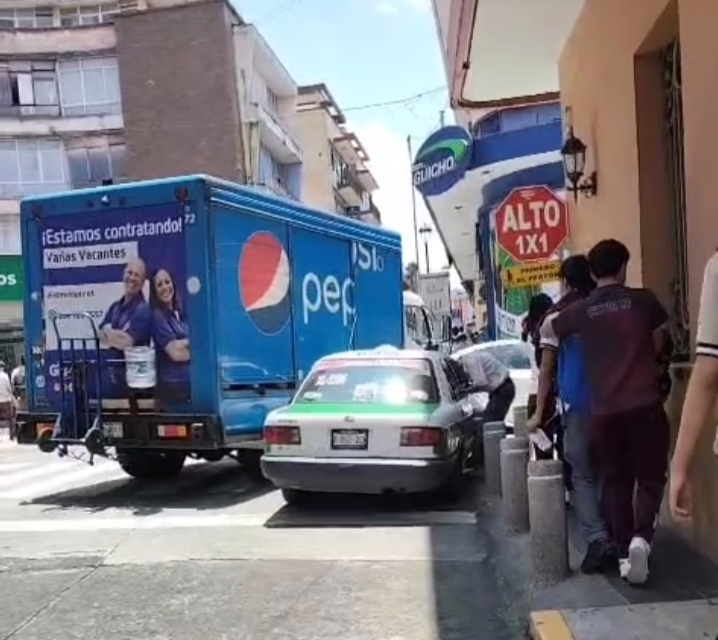Choque entre taxi y camión de carga bloquea la circulación en el centro