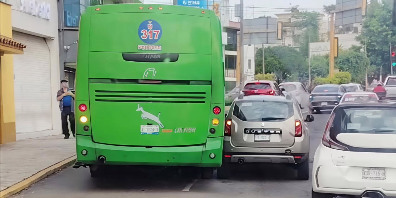 Choque entre autobús y camioneta en la avenida Ruiz Cortines