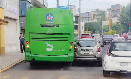 Choque entre autobús y camioneta en la avenida Ruiz Cortines