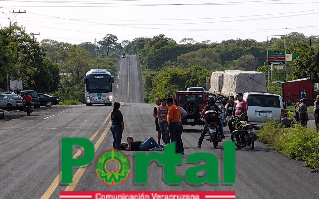 Atropellan a una mujer en la carretera Xalapa- Veracruz, cuerpos de emergencia se movilizan al lugar