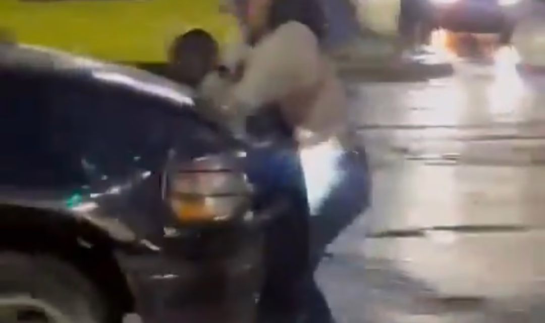 Video:Conductor provoca accidente y posteriormente atropella a una mujer para darse a la fuga en Tehuacán, Puebla.
