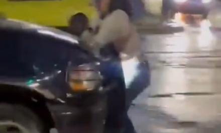 Video:Conductor provoca accidente y posteriormente atropella a una mujer para darse a la fuga en Tehuacán, Puebla.