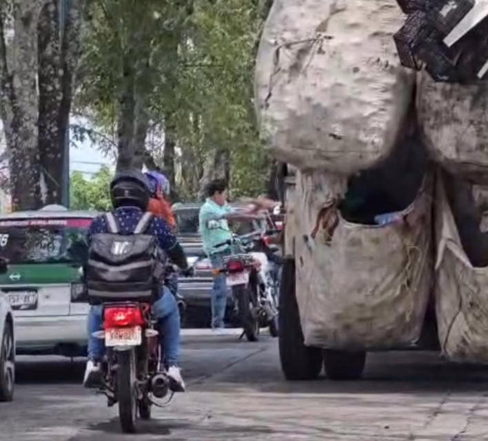 MOTOCICLISTAS SE AGREDEN A GOLPES EN LA AVENIDA AMÉRICAS
