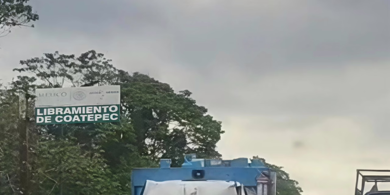 Aparatoso accidente en el libramiento de Coatepec deja solo daños materiales