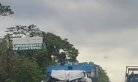 Aparatoso accidente en el libramiento de Coatepec deja solo daños materiales