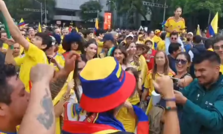 Video:Tres mil 500 aficionados colombianos se reúnen en el Ángel de la Independencia